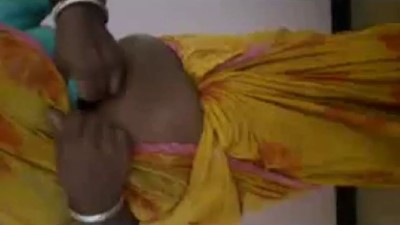 Thiruppur maid aunty saree aninthu mulai soothu kaatum